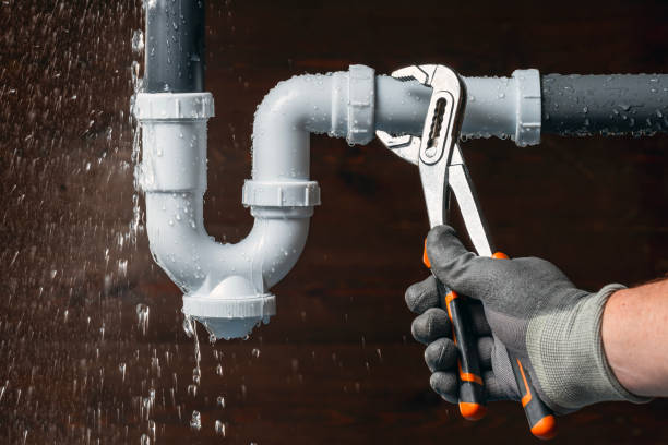 Professional Emergency Plumber technician working in Lakemore, OH